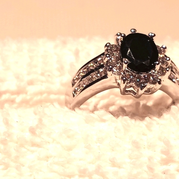 Black oval cut sapphire in silver. - Picture 2 of 4